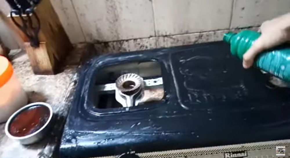 Tanpa baking soda, ini trik bersihkan noda minyak dan jamur di kompor cukup tambah 1 bahan dapur