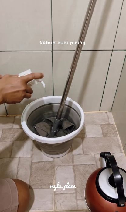 Tanpa dicampur garam, begini cara mengepel lantai agar wangi dan tetap kesat hingga 3 hari