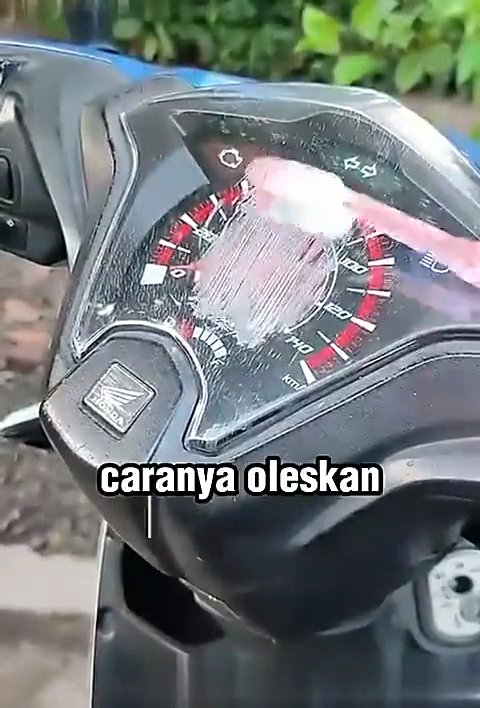 Bukan digosok oli, ini cara hilangkan noda retak di kaca speedometer motor cuma tambah 1 bahan dapur