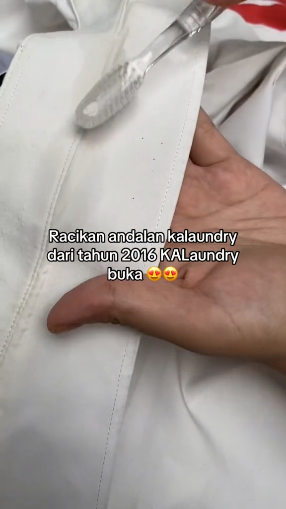 Bukan digosok baking soda, ini cara hilangkan bintik hitam di kerah baju putih tambah 1 bahan dapur