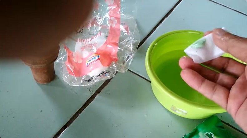 Tanpa dibongkar, ini trik bersihkan kaca helm kusam penuh noda cukup andalkan 1 bahan dapur
