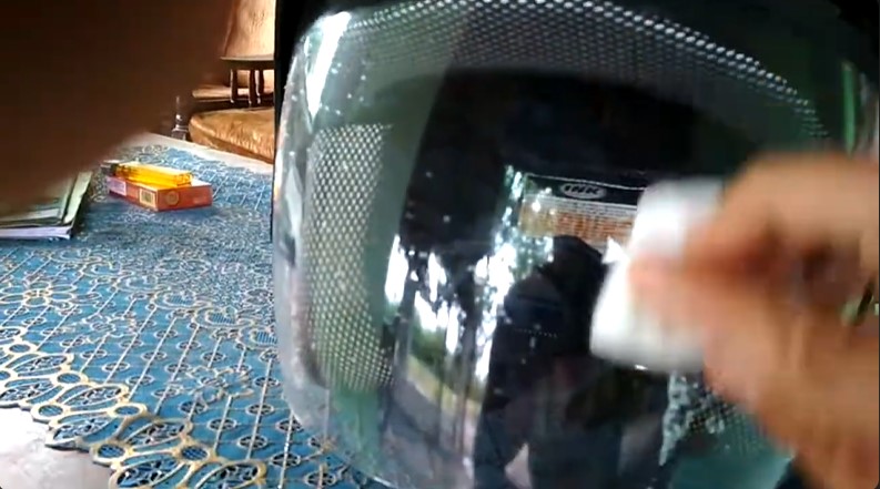 Tanpa dibongkar, ini trik bersihkan kaca helm kusam penuh noda cukup andalkan 1 bahan dapur