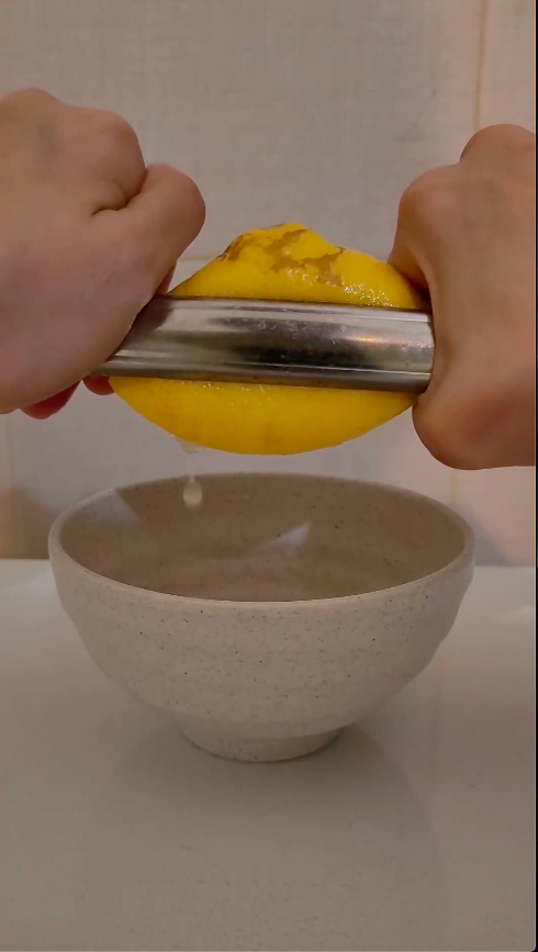 Bukan digosok baking soda, cara emak-emak menghilangkan kerak di teko ini ampuh pakai 1 jenis buah