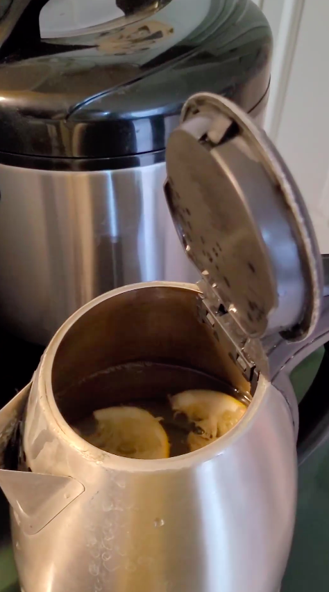 Bukan digosok baking soda, cara emak-emak menghilangkan kerak di teko ini ampuh pakai 1 jenis buah