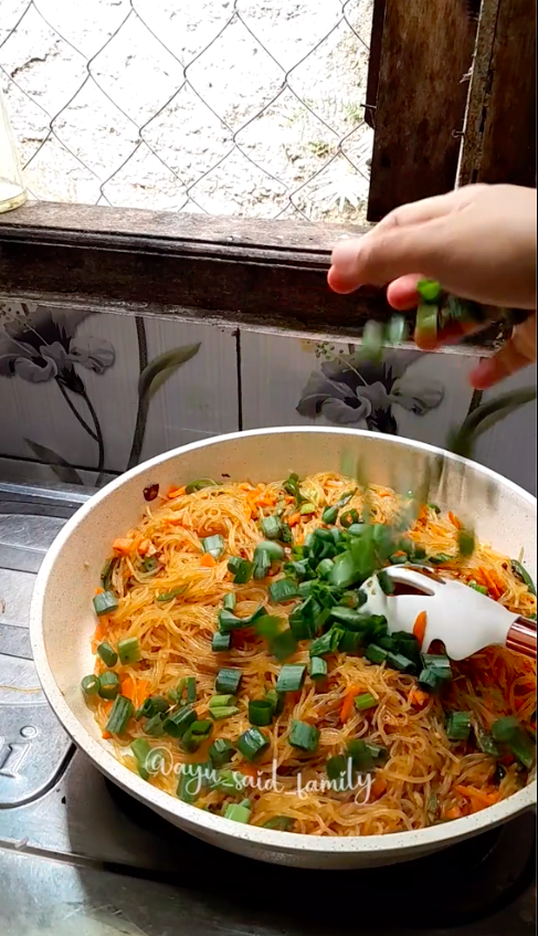 Tanpa direbus dulu, ini trik bikin bihun goreng jadi gurih, kenyal, tak hancur, dan tidak cepat basi