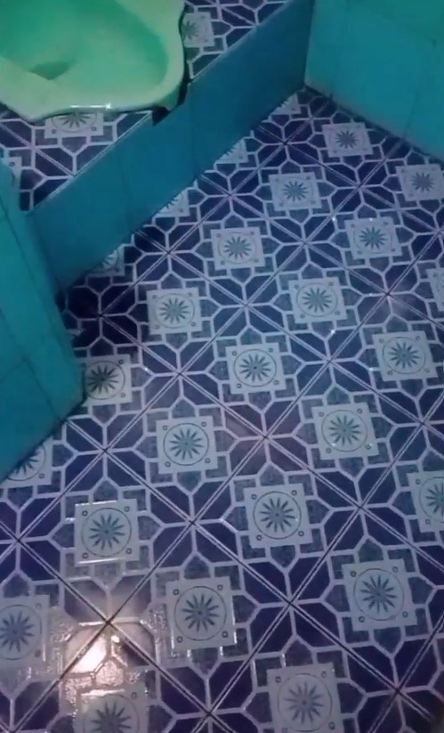 Tanpa air panas, ini trik basmi kerak kuning di lantai kamar mandi dalam 5 menit pakai 1 bahan dapur