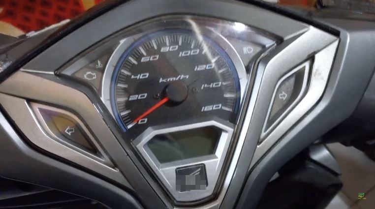 Tanpa campuran oli bekas, ini cara hilangkan noda retak di kaca speedometer motor pakai 1 bahan dapur