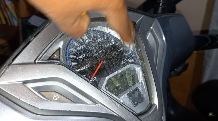 Tanpa campuran oli bekas, ini cara hilangkan noda retak di kaca speedometer motor pakai 1 bahan dapur