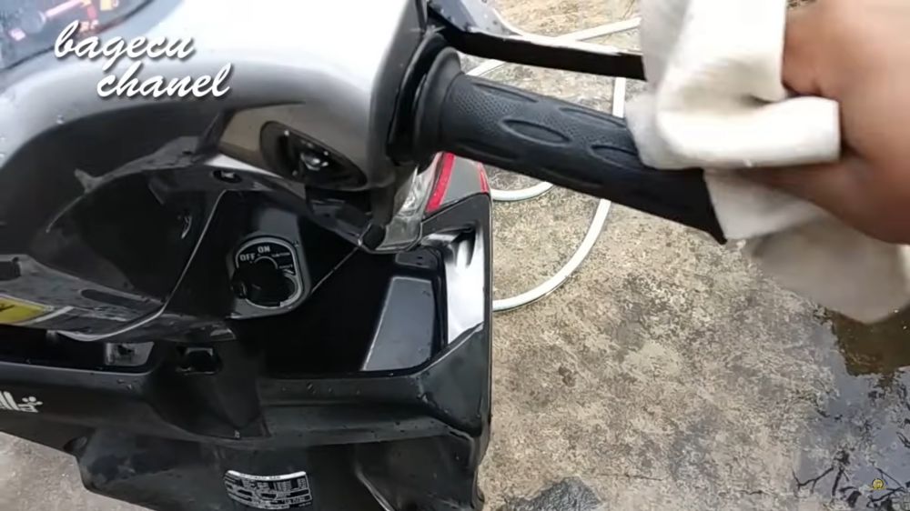 Tanpa sitrun, pria ini punya trik jitu bersihkan kerak di karet stang motor cuma pakai 1 bahan dapur