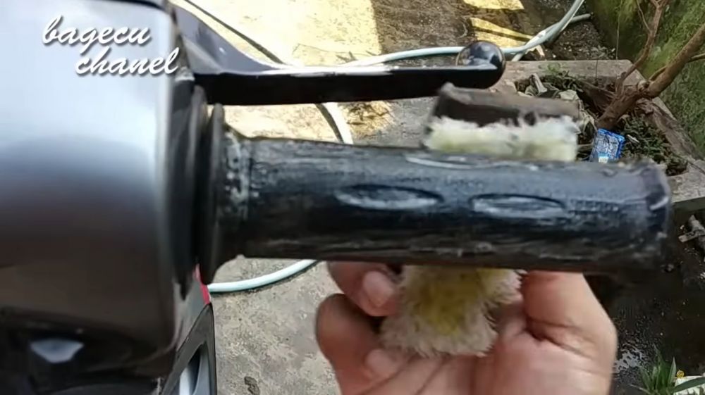 Tanpa sitrun, pria ini punya trik jitu bersihkan kerak di karet stang motor cuma pakai 1 bahan dapur