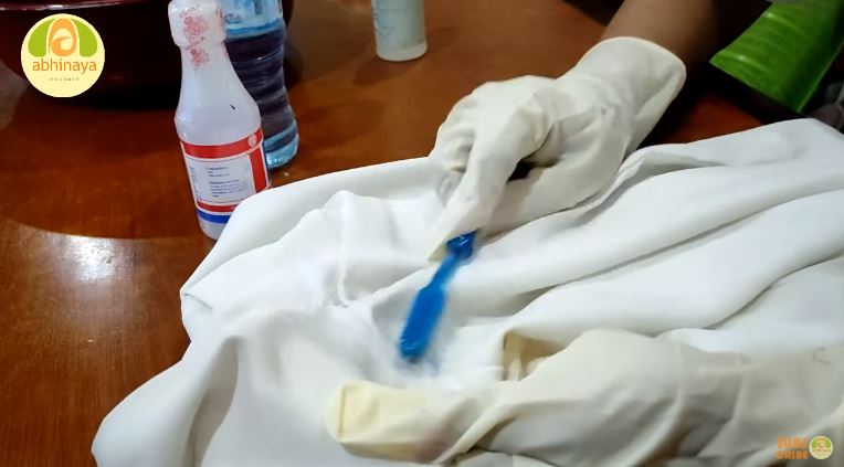 Bukan disikat pemutih, ini trik ampuh bersihkan noda deodoran di ketiak baju pakai 2 bahan dapur