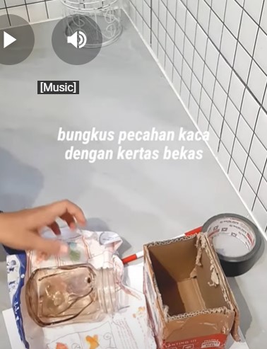 Bukan pakai plastik, begini trik ampuh ibu-ibu buang pecahan gelas kaca ke tong sampah