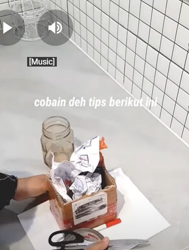 Bukan pakai plastik, begini trik ampuh ibu-ibu buang pecahan gelas kaca ke tong sampah