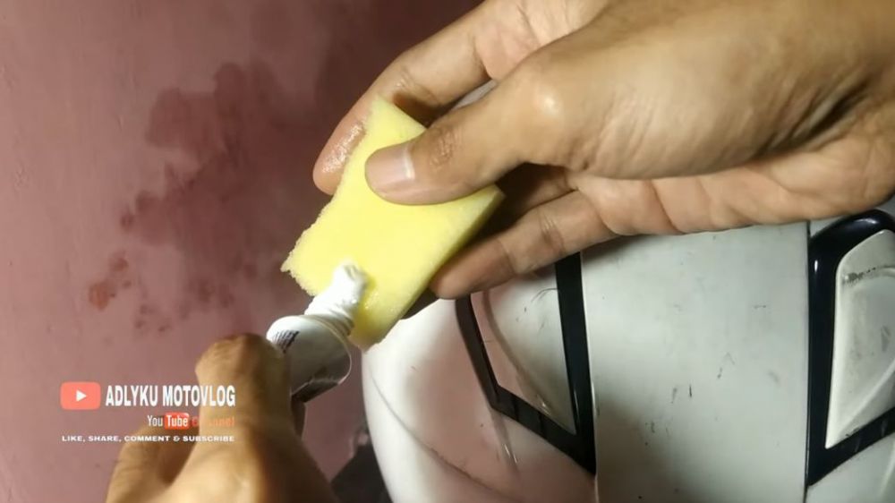 Cuma pakai 1 alat dapur, pria ini bagikan trik bersihkan helm kusam dan penuh baret agar kinclong lagi