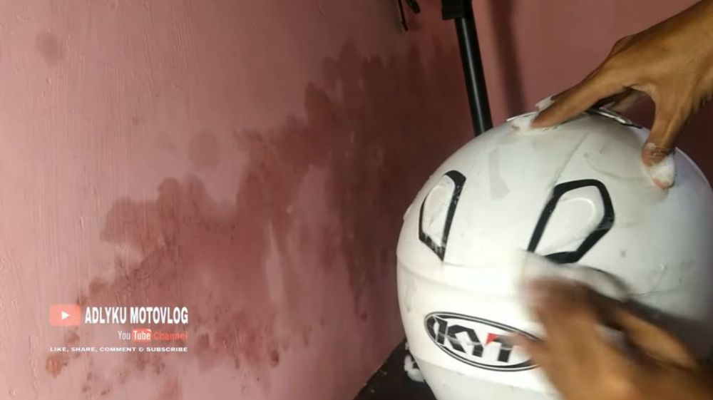 Cuma pakai 1 alat dapur, pria ini bagikan trik bersihkan helm kusam dan penuh baret agar kinclong lagi