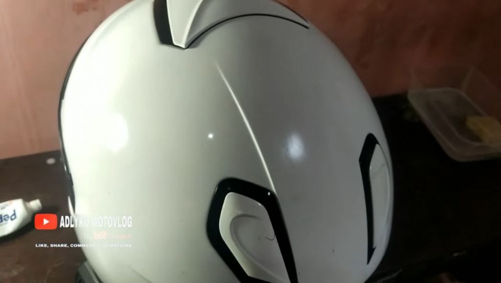 Cuma pakai 1 alat dapur, pria ini bagikan trik bersihkan helm kusam dan penuh baret agar kinclong lagi