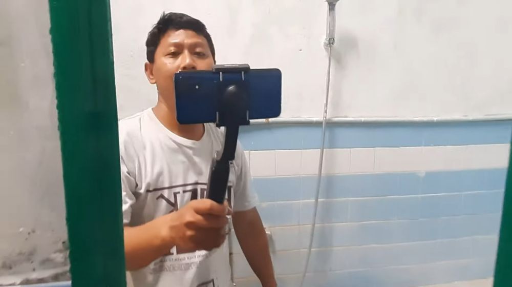 Tanpa pakai sitrun, ini cara bersihkan kerak kaca kamar mandi cuma pakai 1 bahan dapur