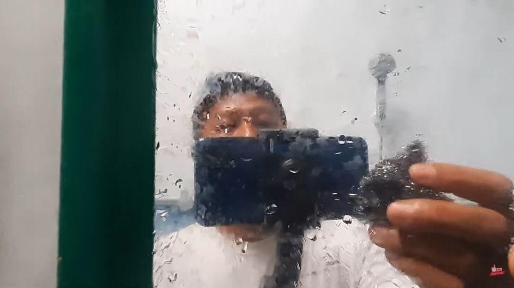 Tanpa pakai sitrun, ini cara bersihkan kerak kaca kamar mandi cuma pakai 1 bahan dapur