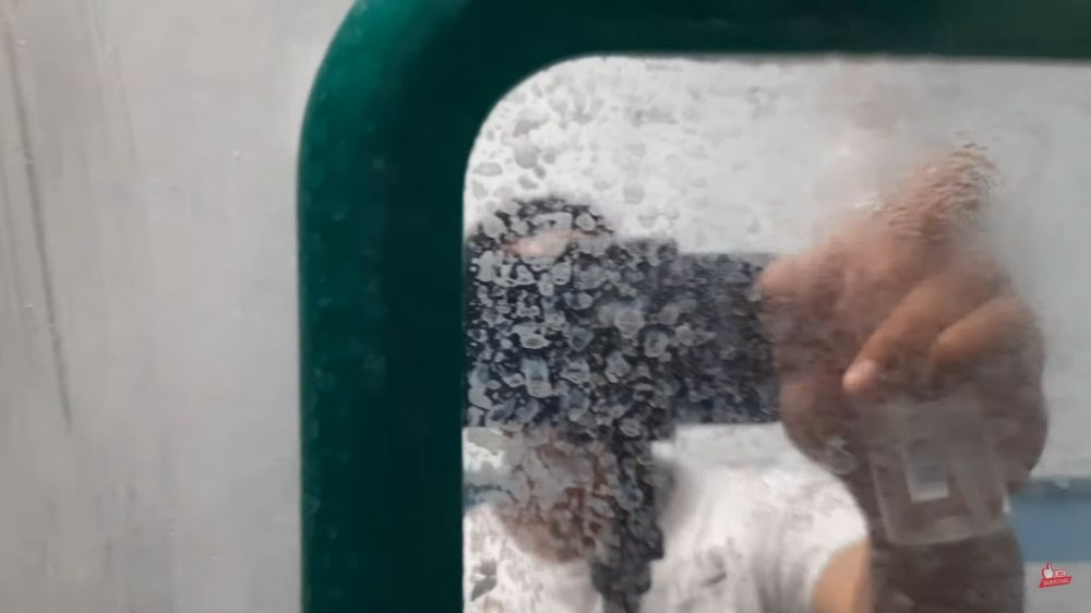 Tanpa pakai sitrun, ini cara bersihkan kerak kaca kamar mandi cuma pakai 1 bahan dapur