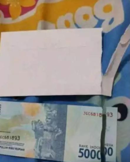 Potret kocak momen apes pas lagi buka amplop Berbagai sumber