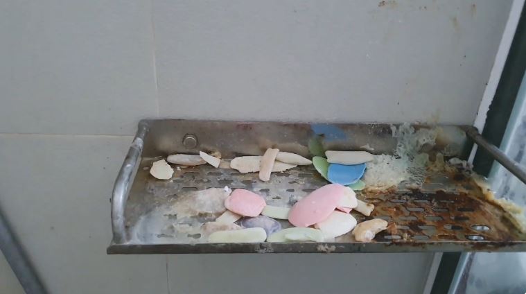 Bukan digosok sitrun, ini cara mudah hilangkan karat di rak sabun kamar mandi pakai 2 bahan dapur