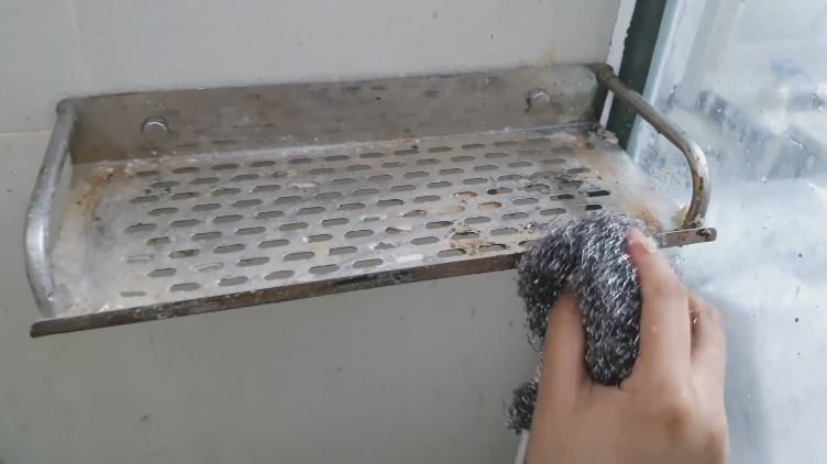 Bukan digosok sitrun, ini cara mudah hilangkan karat di rak sabun kamar mandi pakai 2 bahan dapur