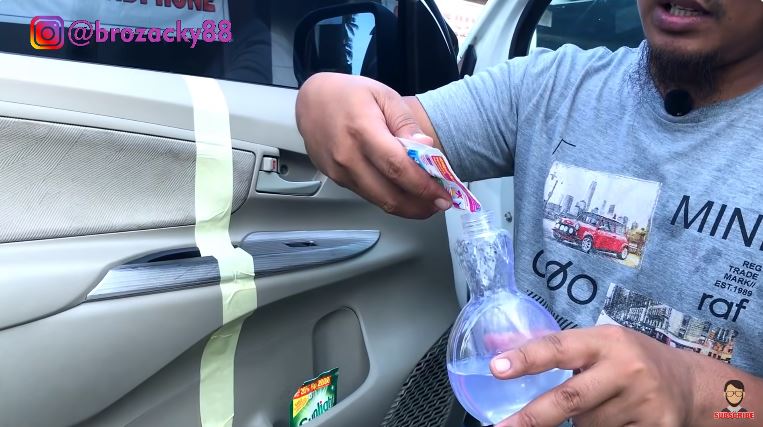 Modal Rp5.000, cara pria bersihkan interior mobil ini hasilnya kinclong cuma tambah 1 bahan dapur