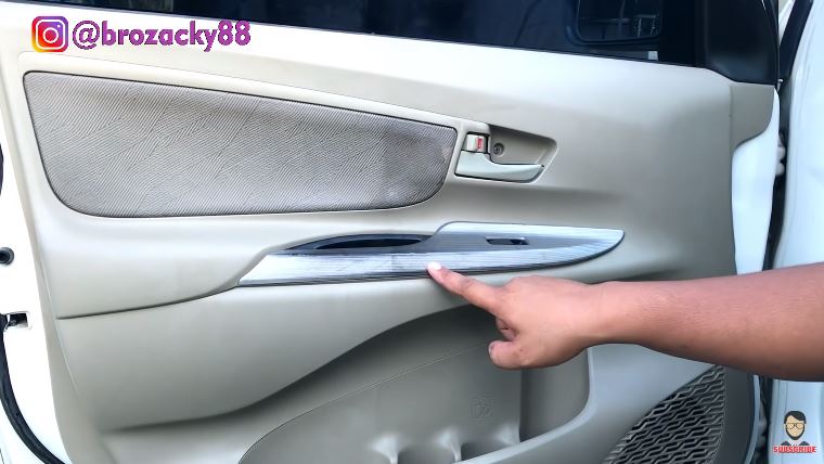 Modal Rp5.000, cara pria bersihkan interior mobil ini hasilnya kinclong cuma tambah 1 bahan dapur
