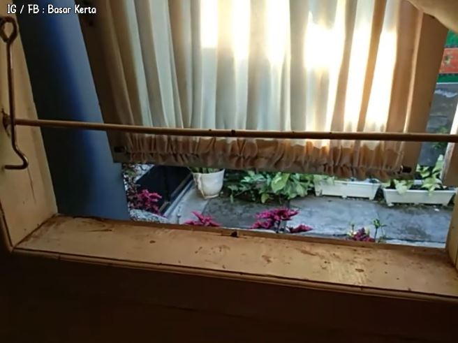 Bukan digosok air cuka, ini cara bersihkan kusen dan pintu kayu dekil kotor cuma pakai 1 bahan dapur