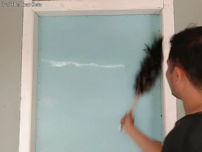 Bukan digosok air cuka, ini cara bersihkan kusen dan pintu kayu dekil kotor cuma pakai 1 bahan dapur