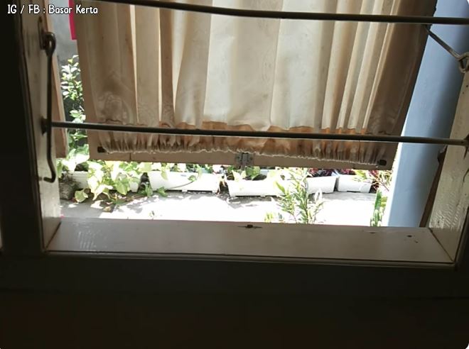 Bukan digosok air cuka, ini cara bersihkan kusen dan pintu kayu dekil kotor cuma pakai 1 bahan dapur