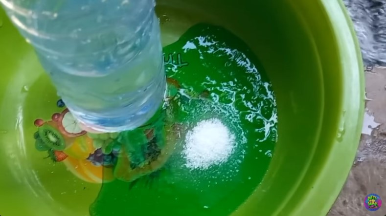 Tak diberi cuka, owner tempat cuci mobil ini punya cara usir noda jamur kaca mobil pakai 1 bahan dapur