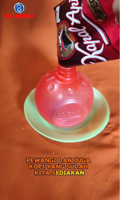 Tak perlu dijemur, begini trik hilangkan bau apek di helm cuma tambah 1 bahan dapur