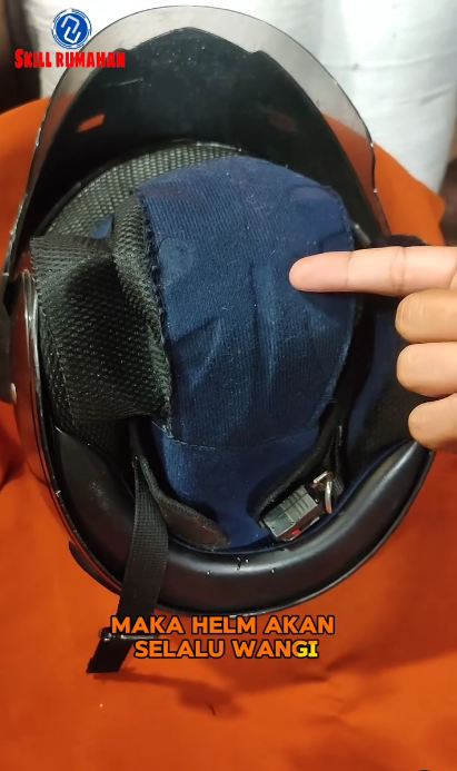 Tak perlu dijemur, begini trik hilangkan bau apek di helm cuma tambah 1 bahan dapur