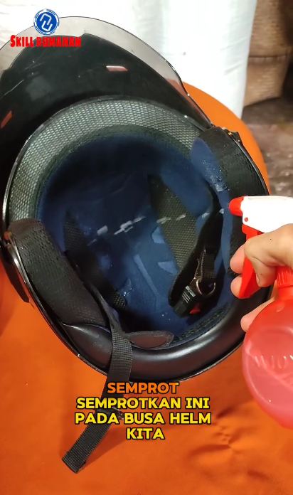 Tak perlu dijemur, begini trik hilangkan bau apek di helm cuma tambah 1 bahan dapur