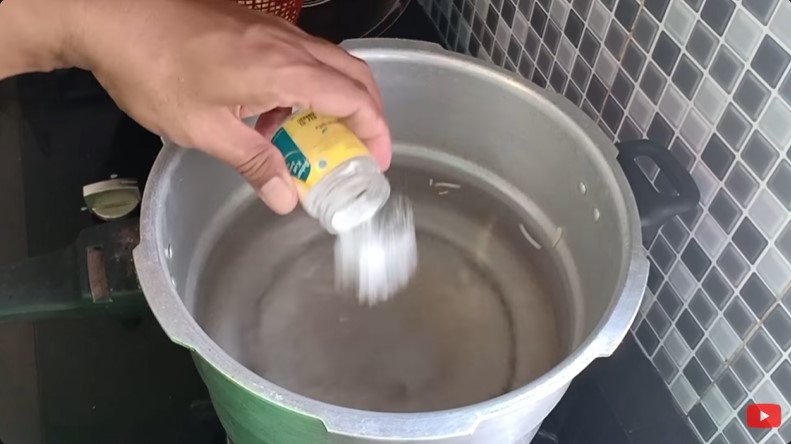 Trik merebus daun singkong untuk urap supaya warna hijaunya tak luntur dan menghitam