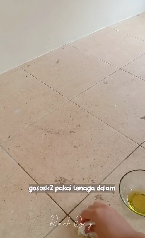 Tanpa dipel pakai sabun, ini cara bersihkan bekas lem di lantai keramik cuma pakai 1 bahan dapur
