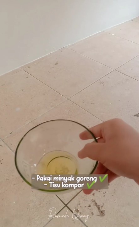 Tanpa dipel pakai sabun, ini cara bersihkan bekas lem di lantai keramik cuma pakai 1 bahan dapur