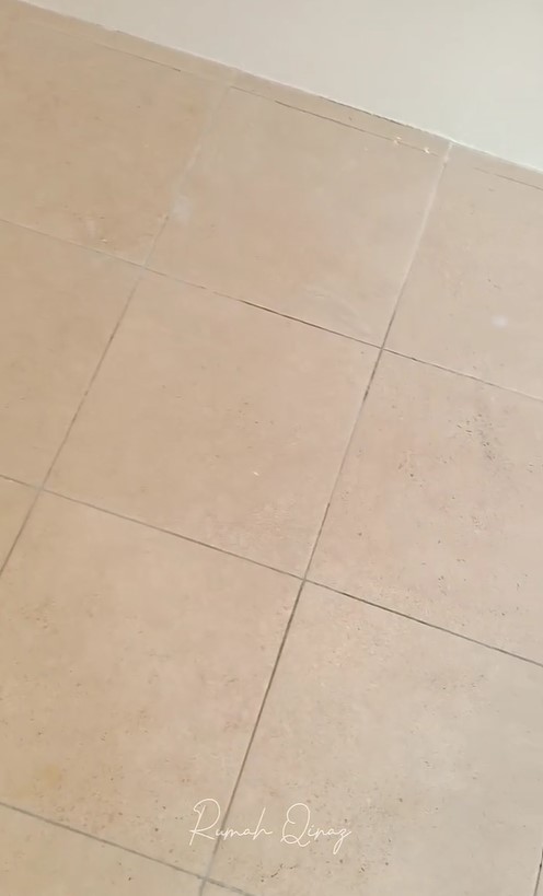 Tanpa dipel pakai sabun, ini cara bersihkan bekas lem di lantai keramik cuma pakai 1 bahan dapur