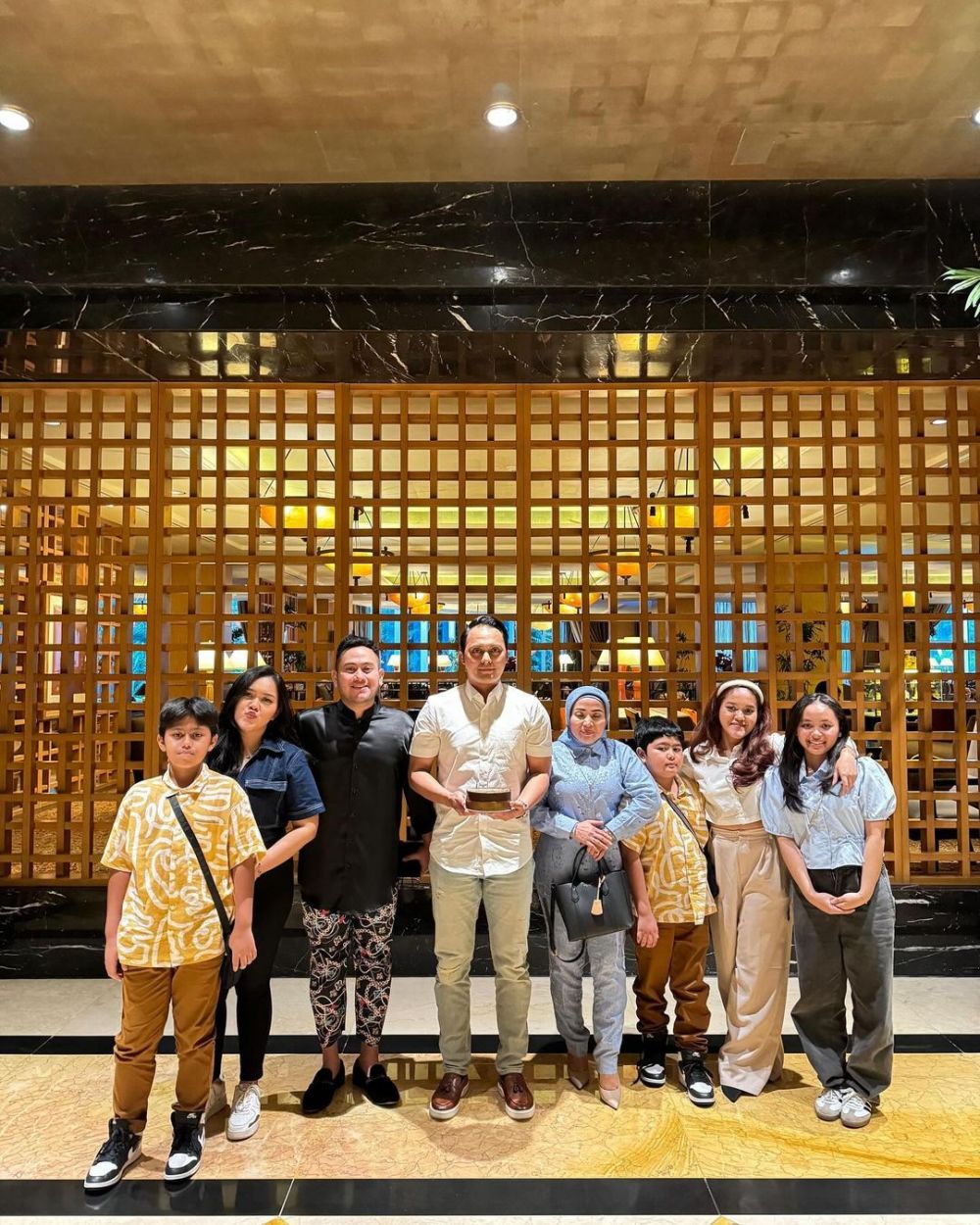 akur dengan keluarga mantan istri, nassar beri kejutan ultah fadel © berbagai sumber akur dengan keluarga mantan istri, nassar beri kejutan ultah fadel © berbagai sumber