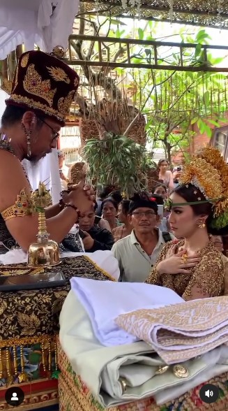 Momen Mahalini gelar prosesi Mepamit © Instagram Momen Mahalini gelar prosesi Mepamit © Instagram