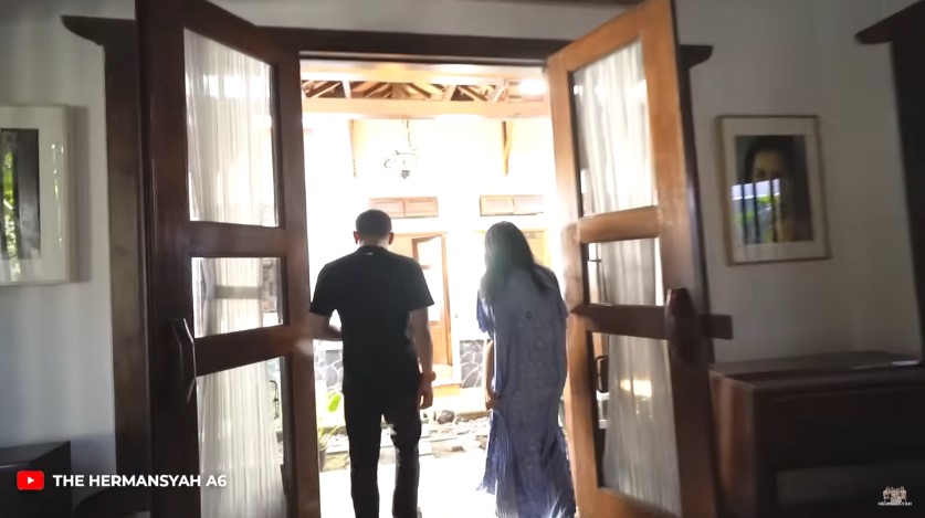 ruang tamu Rieke Diah Pitaloka © YouTube