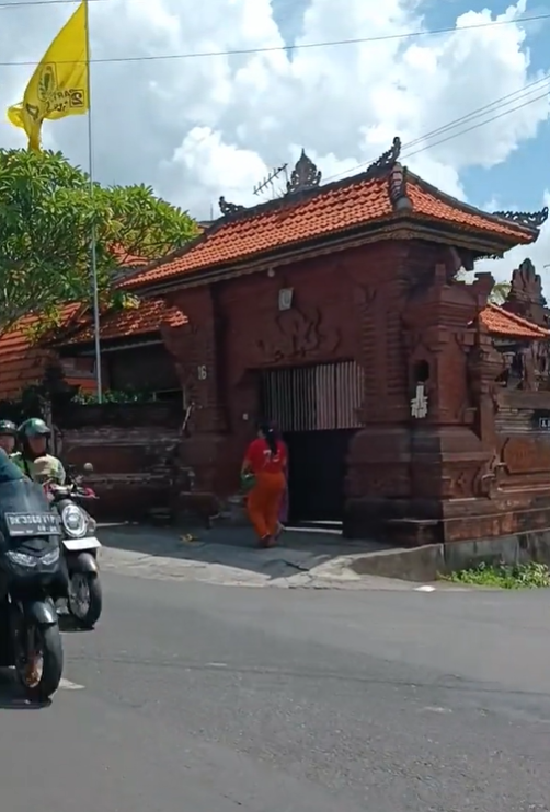 penampakan teras rumah Mahalini jadi area upacara adat Mepamit © 2024 brilio.net penampakan teras rumah Mahalini jadi area upacara adat Mepamit © 2024 brilio.net