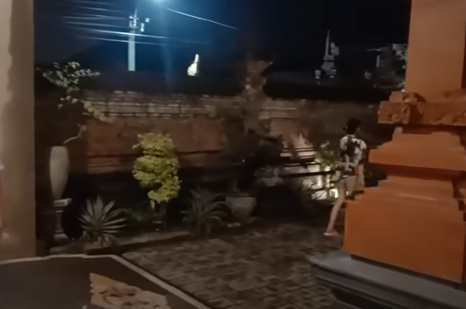 penampakan teras rumah Mahalini jadi area upacara adat Mepamit © 2024 brilio.net penampakan teras rumah Mahalini jadi area upacara adat Mepamit © 2024 brilio.net