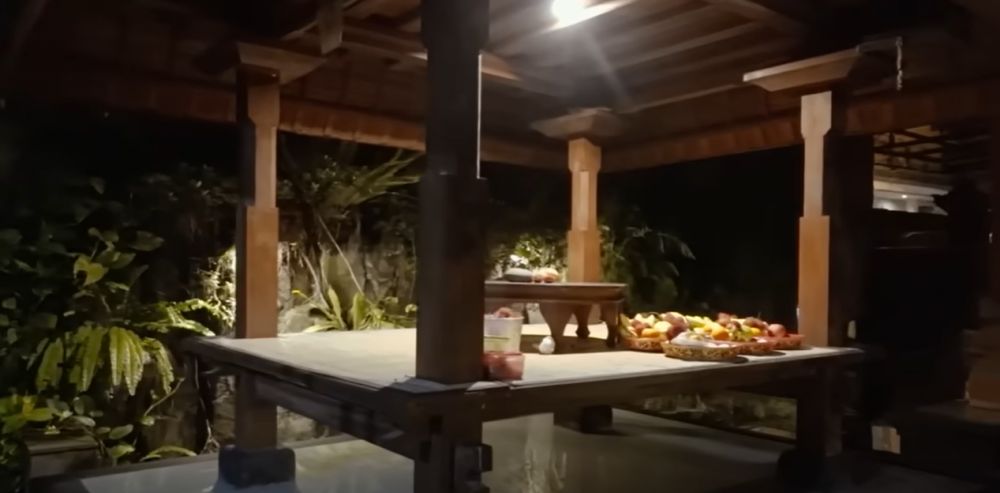 penampakan teras rumah Mahalini jadi area upacara adat Mepamit © 2024 brilio.net penampakan teras rumah Mahalini jadi area upacara adat Mepamit © 2024 brilio.net