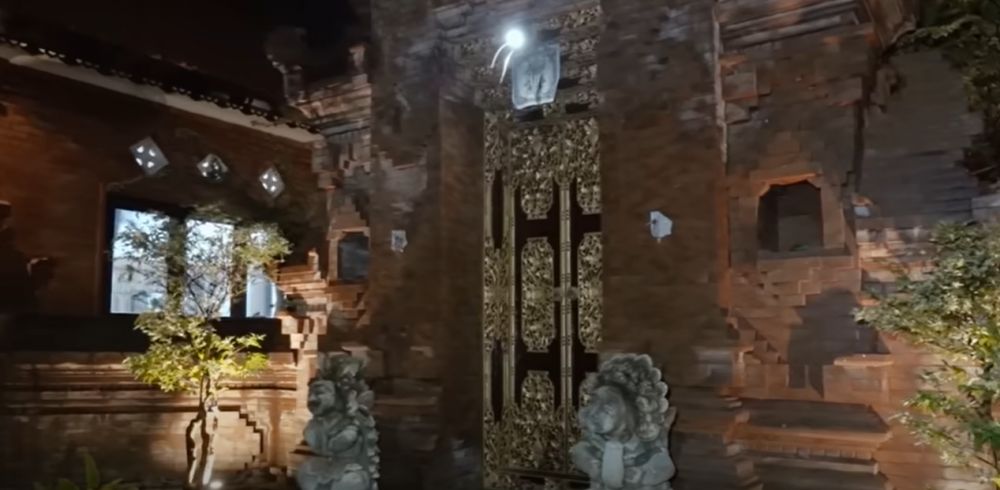 penampakan teras rumah Mahalini jadi area upacara adat Mepamit © 2024 brilio.net