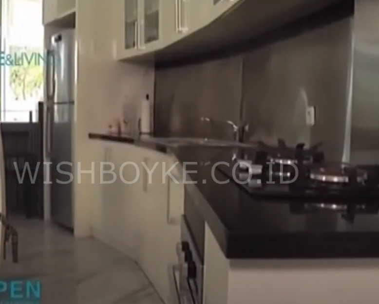 potret dapur dr. Boyke dibuat melengkung nyambung mini bar © 2024 brilio.net