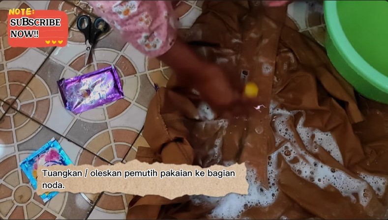 Tak diberi baking soda, trik pria usir noda bintik hitam di kerah baju ini cukup tambah 2 bahan dapur