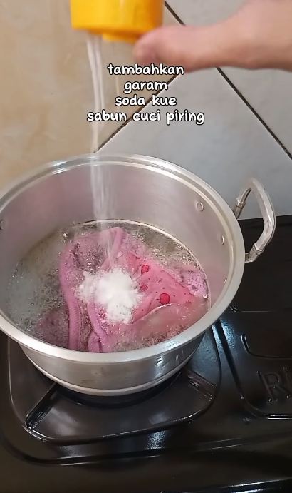 Tak perlu direndam sitrun, ibu-ibu ini punya trik cuci kain lap dekil dan hitam pakai 3 bahan dapur