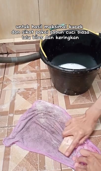 Tak perlu direndam sitrun, ibu-ibu ini punya trik cuci kain lap dekil dan hitam pakai 3 bahan dapur